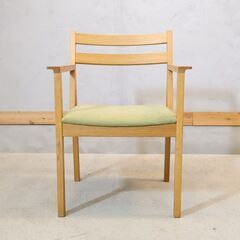 karf standard label(カーフスタンダードレーベル)のTolime+ オーク材 アームチェア。北欧スタイルのモダンなデザインはダイニングチェアはもちろんリビングや寝室のサイドチェアにもの画像