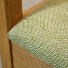 karf standard label(カーフスタンダードレーベル)のTolime+ オーク材 アームチェア。北欧スタイルのモダンなデザインはダイニングチェアはもちろんリビングや寝室のサイドチェアにもの画像