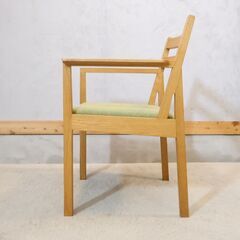 karf standard label(カーフスタンダードレーベル)のTolime+ オーク材 アームチェア。北欧スタイルのモダンなデザインはダイニングチェアはもちろんリビングや寝室のサイドチェアにもの画像