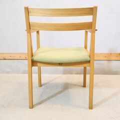 karf standard label(カーフスタンダードレーベル)のTolime+ オーク材 アームチェア。北欧スタイルのモダンなデザインはダイニングチェアはもちろんリビングや寝室のサイドチェアにもの画像