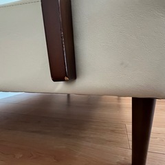 ソファ　2.5人掛け　アイボリー合皮×ウォールナット材　の画像