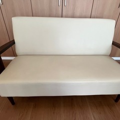 ソファ　2.5人掛け　アイボリー合皮×ウォールナット材　の画像