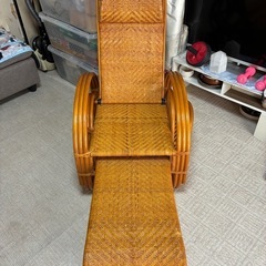 ラタン製リクライニングチェアの画像