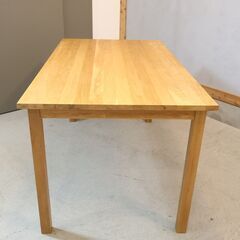 無印良品(MUJI)の人気のオーク無垢材ダイニングテーブルです。140cmのコンパクトなサイズとシンプルで無駄のないスッキリとしたデザインはナチュラルな北欧スタイルなどにおススメ♪の画像