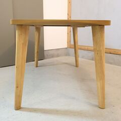 DAIMARU(家具の大丸)よりAdele(アデル) オーク材 ダイニングテーブルです。角に丸みを持たせた柔らかな表情の食卓テーブルは北欧スタイルやカフェ風のインテリアにもピッタリ♪の画像