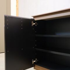 Dinos(ディノス)のAlus style(アルススタイル)のアルススタイル カウンター下収納です。ウォールナット材と黒革調の組み合わせが空間をシックな雰囲気のキャビネット。モダンなインテリアに◎♪の画像