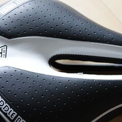 ロードバイク用サドル　２個　美品の画像