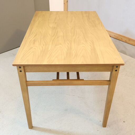 市場家具(ICHIBA)Rasic(ラシック)シリーズのダイニングテーブルです。温もりが伝わる木の表情が豊かなヴィンテージテイストの食