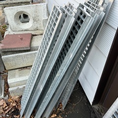 Ｕ字溝とグレーチングの画像