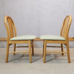 国内老舗家具メーカーkarimoku(カリモク家具)のダイニングチェア2脚セットです。和洋どちらでも使える昭和レトロなデザインの木製椅子。丸みのあるフォルムに淡いグリーンのファブリックが特徴的♪の画像