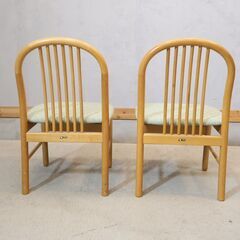国内老舗家具メーカーkarimoku(カリモク家具)のダイニングチェア2脚セットです。和洋どちらでも使える昭和レトロなデザインの木製椅子。丸みのあるフォルムに淡いグリーンのファブリックが特徴的♪の画像