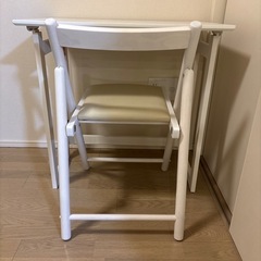 机と椅子の画像