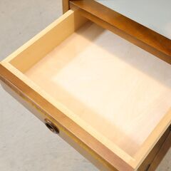 国内老舗家具メーカーkarimoku(カリモク家具)の電話台です。昭和レトロなデザインのTEL台。コンパクトでスリムなフォルムはリビングや玄関などに。カフェ風のお部屋のアクセントにも♪の画像