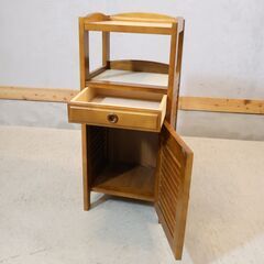 国内老舗家具メーカーkarimoku(カリモク家具)の電話台です。昭和レトロなデザインのTEL台。コンパクトでスリムなフォルムはリビングや玄関などに。カフェ風のお部屋のアクセントにも♪の画像