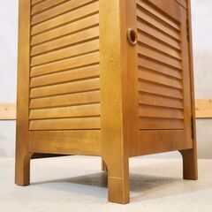 国内老舗家具メーカーkarimoku(カリモク家具)の電話台です。昭和レトロなデザインのTEL台。コンパクトでスリムなフォルムはリビングや玄関などに。カフェ風のお部屋のアクセントにも♪の画像