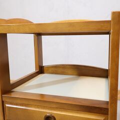 国内老舗家具メーカーkarimoku(カリモク家具)の電話台です。昭和レトロなデザインのTEL台。コンパクトでスリムなフォルムはリビングや玄関などに。カフェ風のお部屋のアクセントにも♪の画像