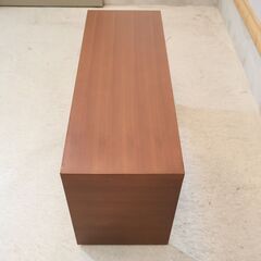 arflex(アルフレックス)のBRACCO(ブラッコ) ブラックウォールナット材 サービステーブルです。ナチュラルな質感とシンプルなデザインはソファなどに合わせてサイドテーブルとしても♪の画像