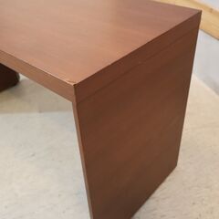 arflex(アルフレックス)のBRACCO(ブラッコ) ブラックウォールナット材 サービステーブルです。ナチュラルな質感とシンプルなデザインはソファなどに合わせてサイドテーブルとしても♪の画像