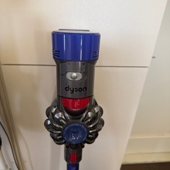 ダイソン Dyson V7 fluffy コードレス掃除機　スタンド付きの画像