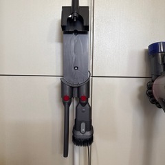 ダイソン Dyson V7 fluffy コードレス掃除機　スタンド付きの画像