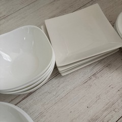 白　食器　まとめ売り33点
の画像