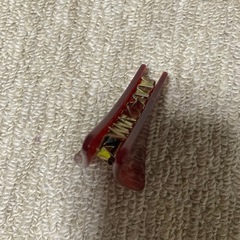 赤い髪留めの画像