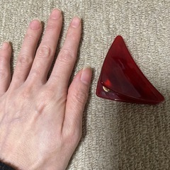 赤い髪留めの画像