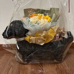 ギフト用の花と造形アート犬とお花セットの画像