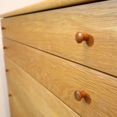 スタジオ・アルファから発売されていた佐々木敏光がデザインを手掛けた、稀少なセ・シュットシリーズの9段チェストです。オーク材の杢目を活かしたシンプルながらも洗練されたデザイン。収納量も豊富です♪の画像