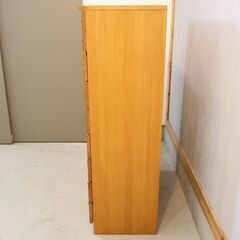 スタジオ・アルファから発売されていた佐々木敏光がデザインを手掛けた、稀少なセ・シュットシリーズの9段チェストです。オーク材の杢目を活かしたシンプルながらも洗練されたデザイン。収納量も豊富です♪の画像