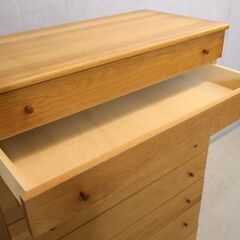 スタジオ・アルファから発売されていた佐々木敏光がデザインを手掛けた、稀少なセ・シュットシリーズの9段チェストです。オーク材の杢目を活かしたシンプルながらも洗練されたデザイン。収納量も豊富です♪の画像