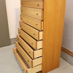 スタジオ・アルファから発売されていた佐々木敏光がデザインを手掛けた、稀少なセ・シュットシリーズの9段チェストです。オーク材の杢目を活かしたシンプルながらも洗練されたデザイン。収納量も豊富です♪の画像