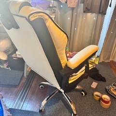 ゲーミングチェア　白の画像