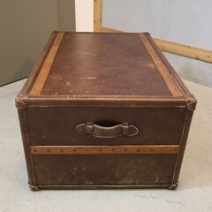 HALO(ハロ)のSTONYHURST(ストーニーハースト)シリーズ、スモールコーヒーテーブルです。ヴィンテージトランクからインスピレーションを得て生み出された人気シリーズ。/アスプルンド取扱いの画像