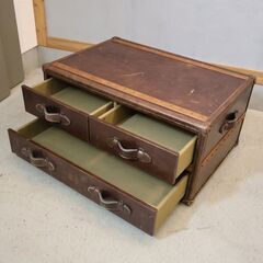 HALO(ハロ)のSTONYHURST(ストーニーハースト)シリーズ、スモールコーヒーテーブルです。ヴィンテージトランクからインスピレーションを得て生み出された人気シリーズ。/アスプルンド取扱いの画像