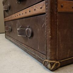 HALO(ハロ)のSTONYHURST(ストーニーハースト)シリーズ、スモールコーヒーテーブルです。ヴィンテージトランクからインスピレーションを得て生み出された人気シリーズ。/アスプルンド取扱いの画像