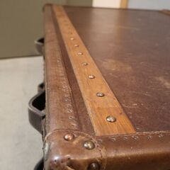 HALO(ハロ)のSTONYHURST(ストーニーハースト)シリーズ、スモールコーヒーテーブルです。ヴィンテージトランクからインスピレーションを得て生み出された人気シリーズ。/アスプルンド取扱いの画像