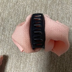オレンジよりのピンクの髪留めの画像