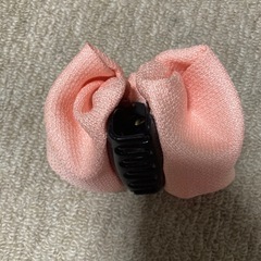 オレンジよりのピンクの髪留めの画像