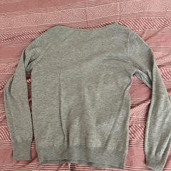 OFUON グレーのトップス　薄手セーターの画像