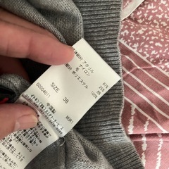 OFUON グレーのトップス　薄手セーターの画像