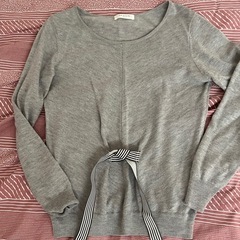OFUON グレーのトップス　薄手セーターの画像