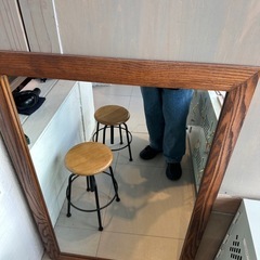 木の枠の鏡の画像