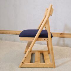ACTUS(アクタス)の飛騨高山の技術で作られたT-KIDS(ティーキッズ)チェアです。ナチュラルでシンプルなデザインの学習椅子。座面の高さが調節可能なのでダイニングのキッズチェアとしても♪日進木工の画像