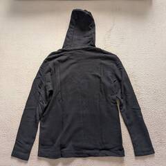 GUESSのブラックパーカー　コットン100%の画像
