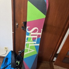 スノーボードとスノーシューズの画像