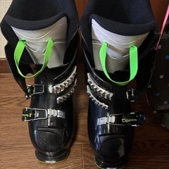 スノーボードとスノーシューズの画像