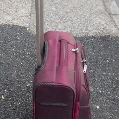 赤　ソフトキャリーケース　スーツケース　キャリーバッグ　キャスター付きの画像