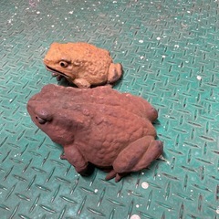 鉄製のカエルの置物の画像