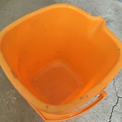 【引き取り限定。置き配。越前市】バケツ　オレンジの画像